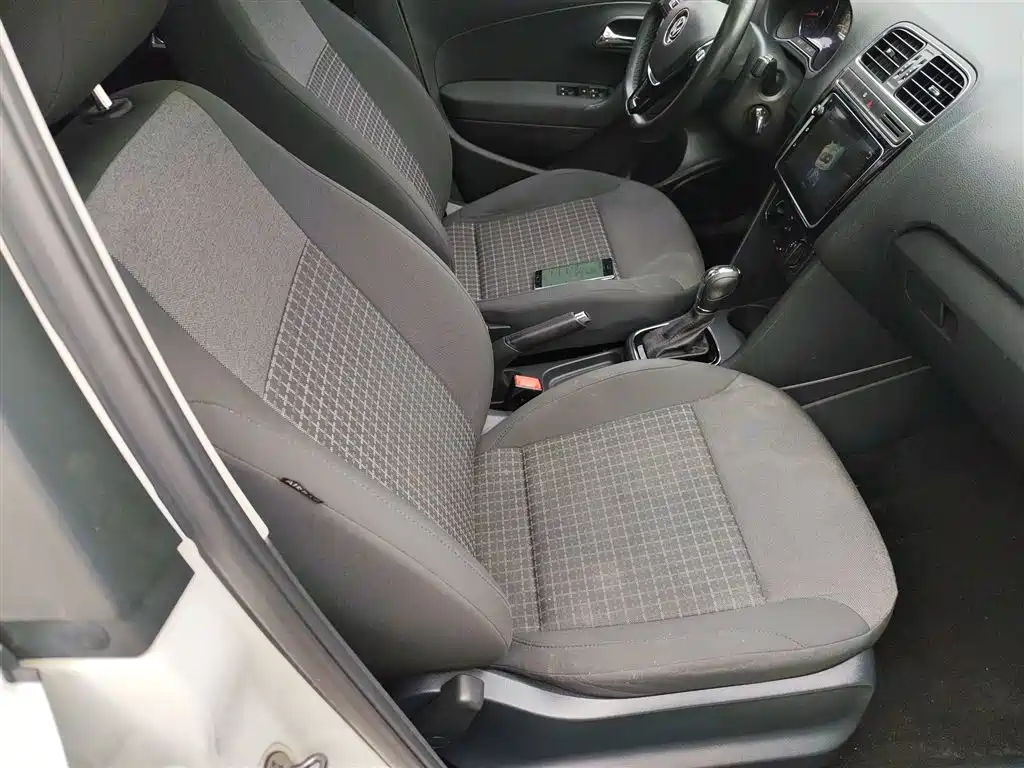 Volkswagen Polo 2016 1.6L Automatic Comfort фото 20