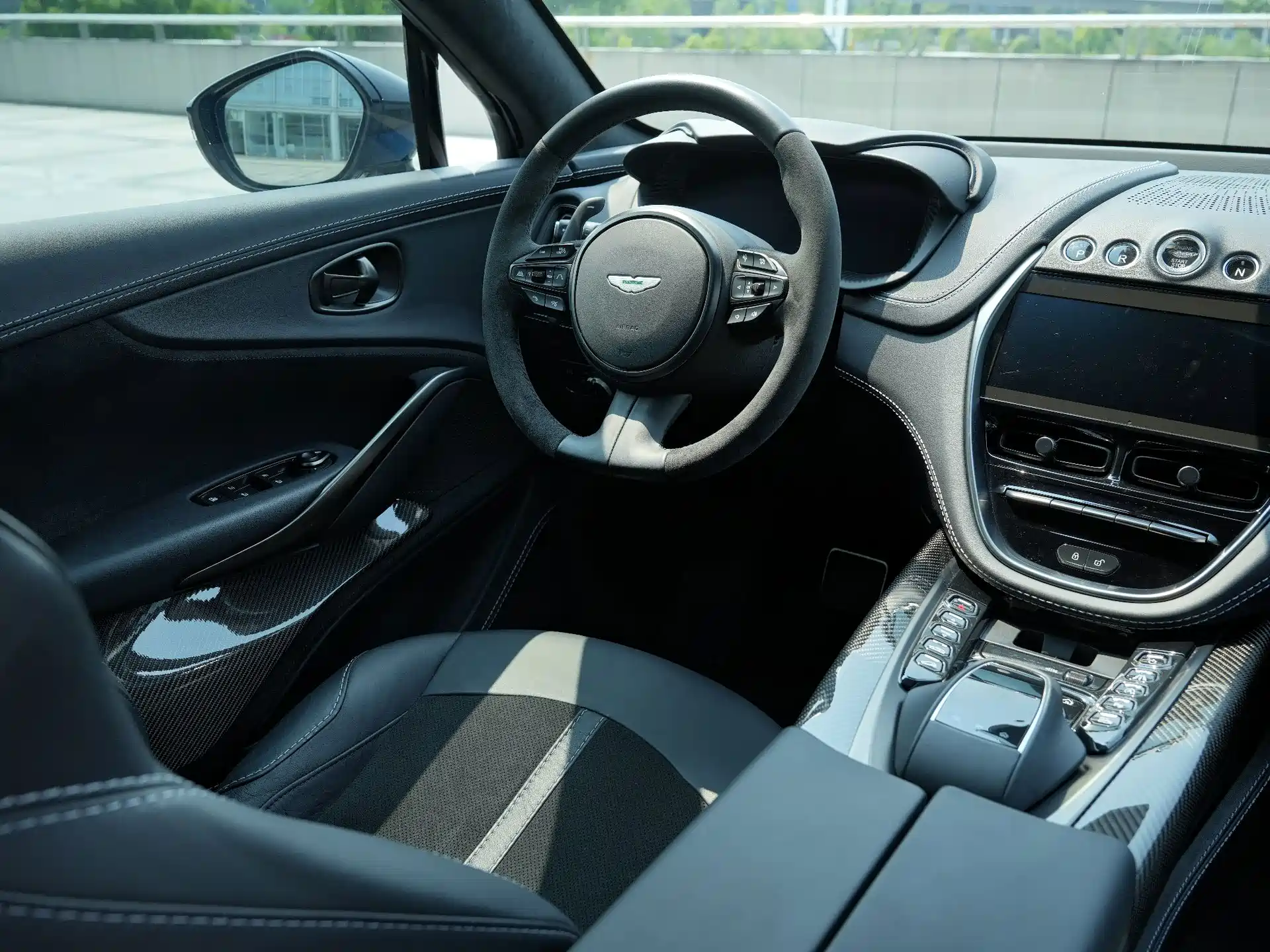 Фото 6 - Aston Martin DBX