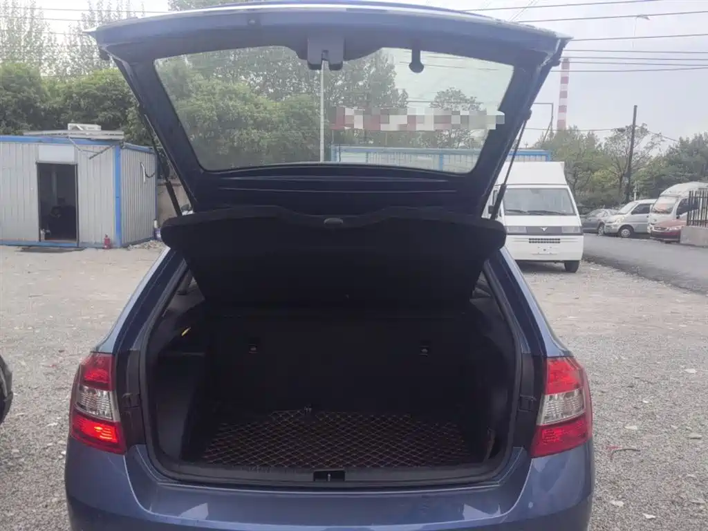 Škoda Skoda Rapid Spaceback 2014 1.6L Automatic Joy Edition фото 19