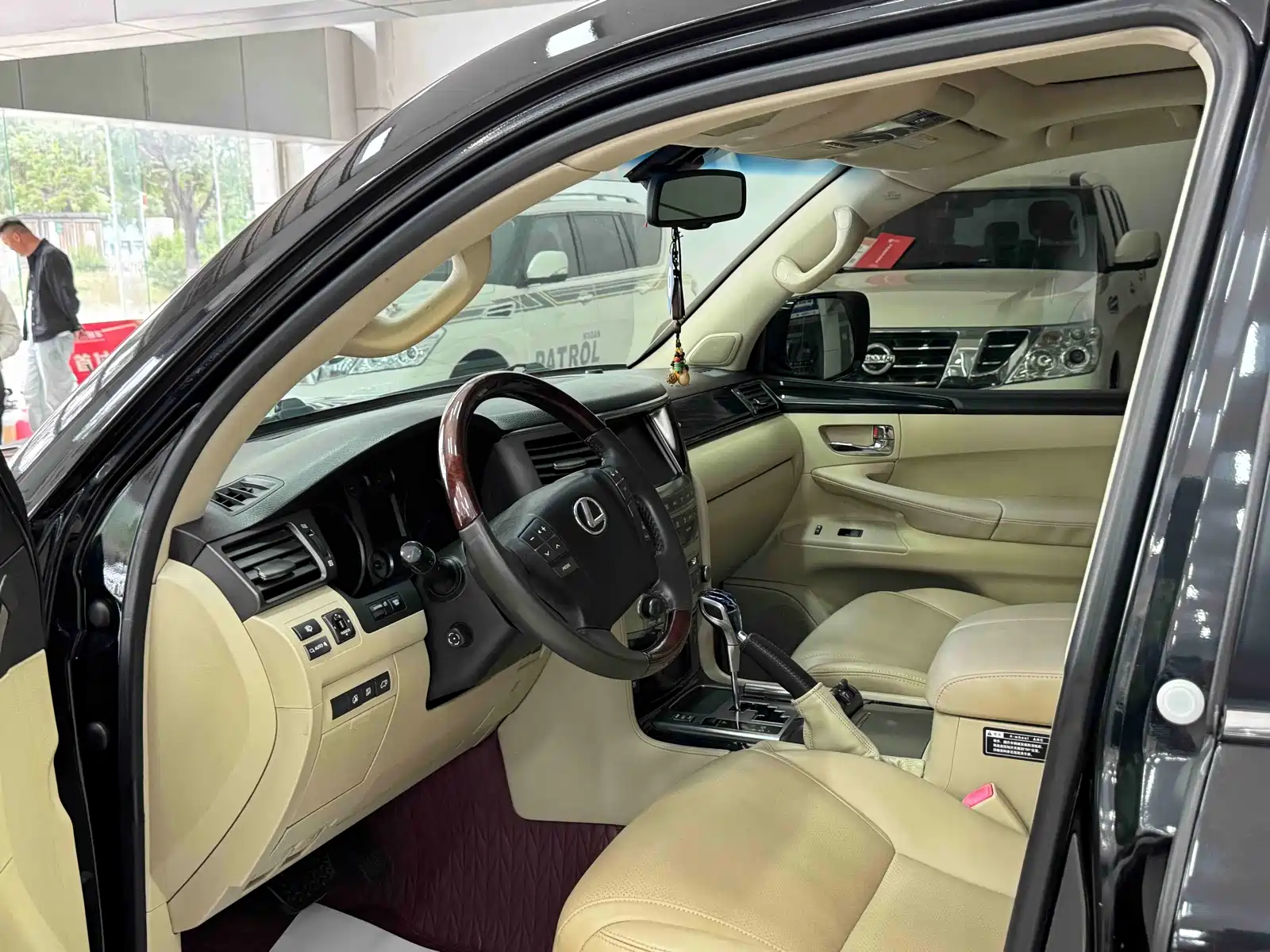 Фото 6 - Lexus LX