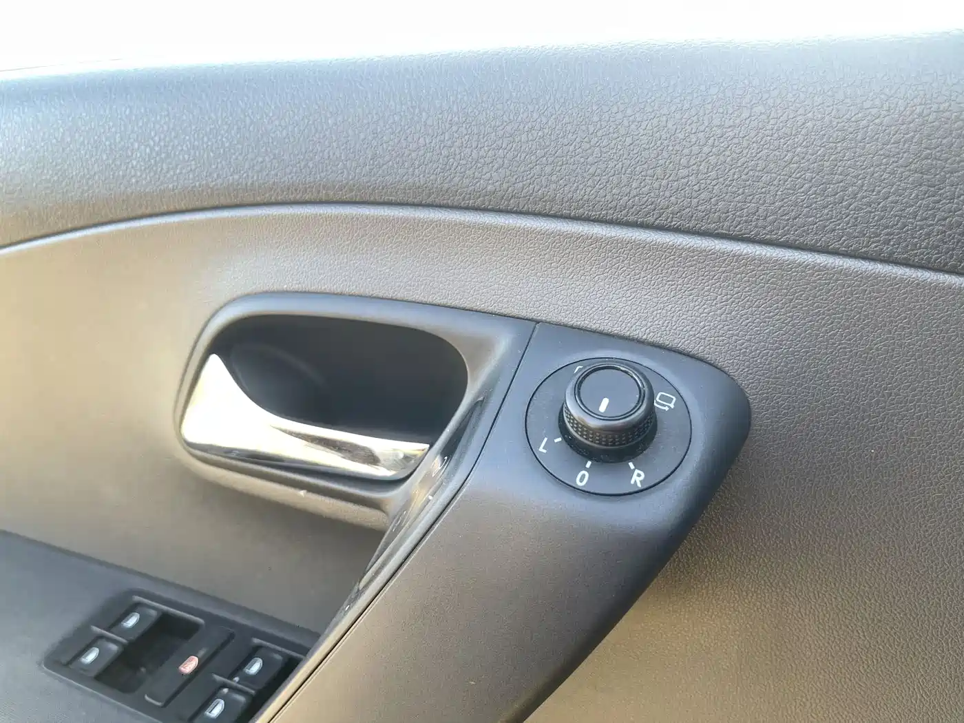 Volkswagen Polo 2016 1.6L Cross Polo Automatic фото 16