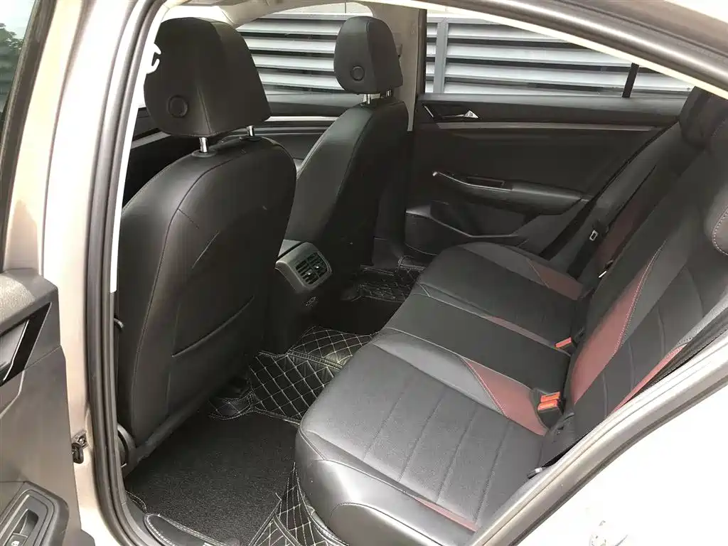 VOLKSWAGEN BORA