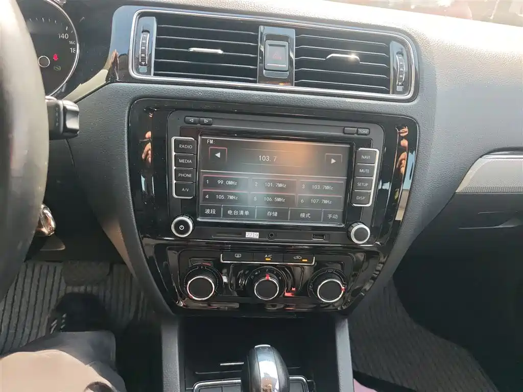 Volkswagen Sagitar 2015 1.6L Automatic Comfort фото 6