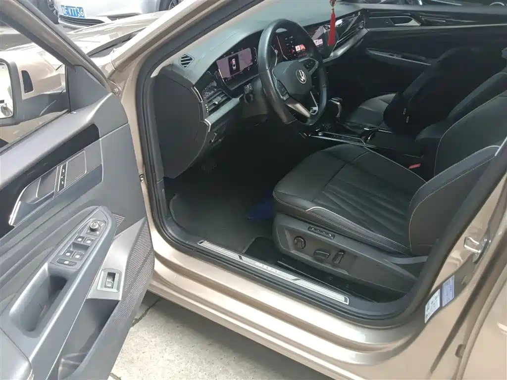 Volkswagen Passat 2022 330TSI Premium Edition фото 16