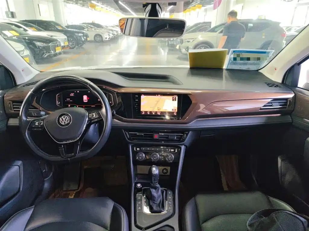صورة 10 - Volkswagen Tharu