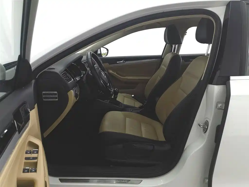 Volkswagen Sagitar 2015 1.6L Manual Comfort фото 10