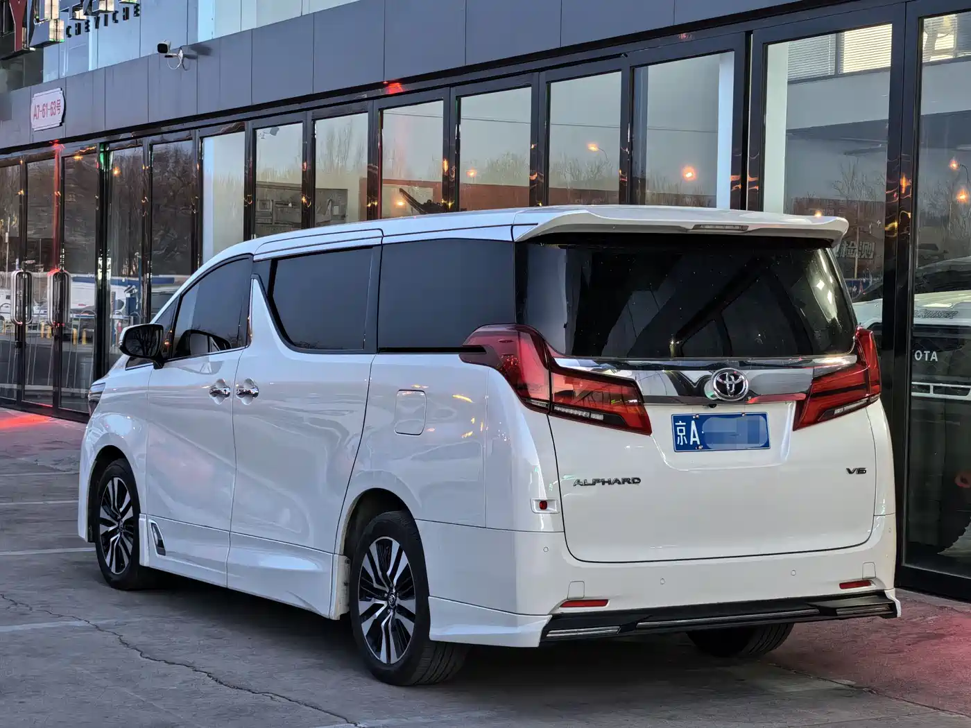 Toyota Alphard 2018 3.5L Luxury фото 3