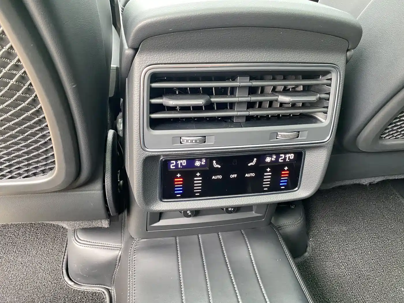 Audi SQ7 2024 4.0 TFSI фото 18