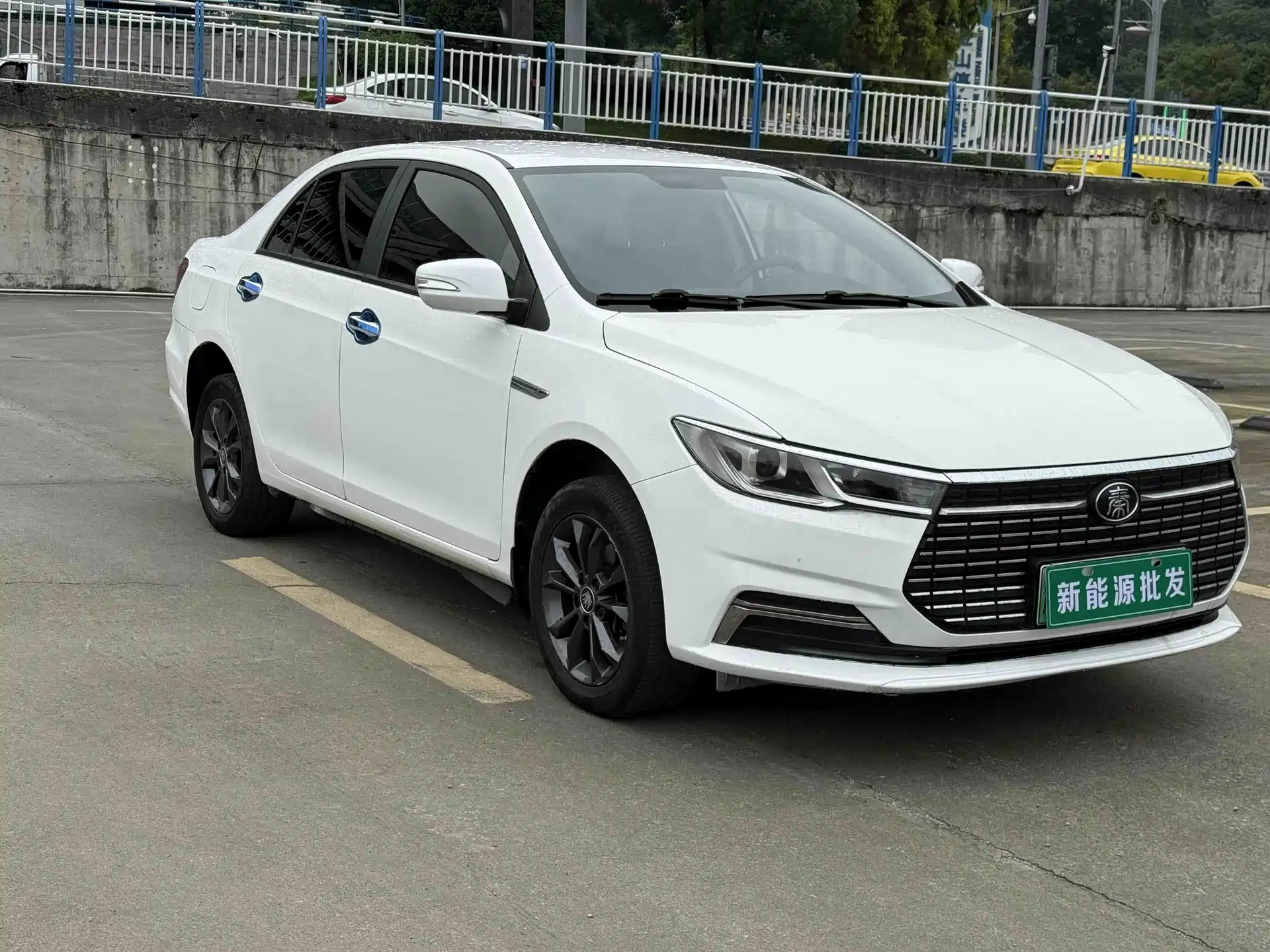 Фото 2 - BYD Qin New Energy