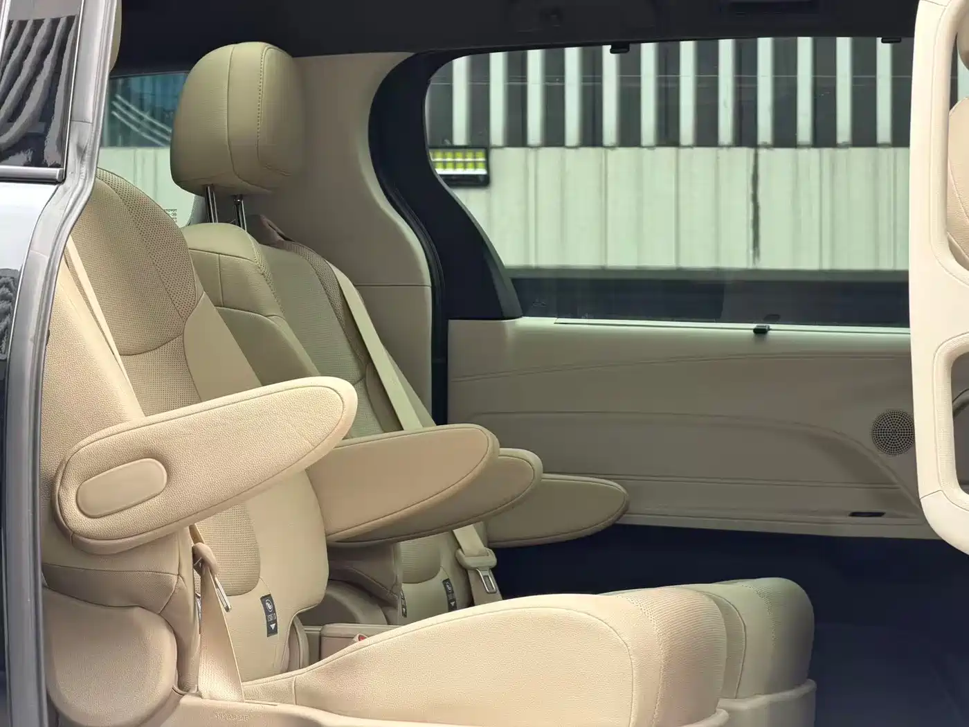 Toyota Granvia 2024 2.5L Hybrid Premium PLUS фото 8