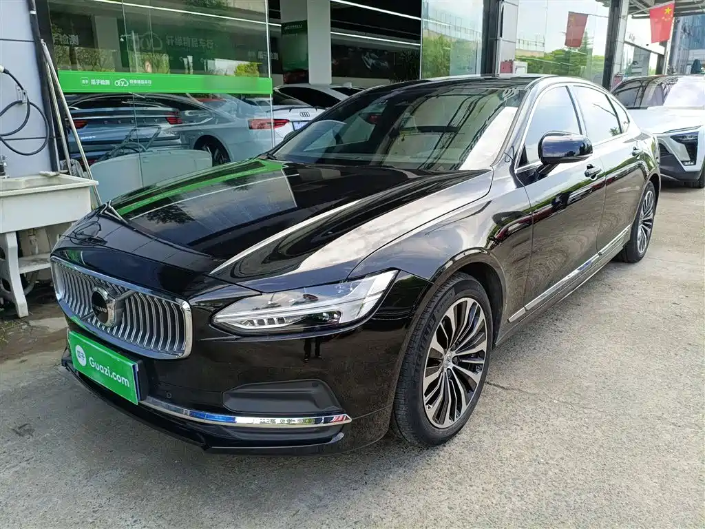 Volvo S90 2024 B5 Momentum Luxury Edition