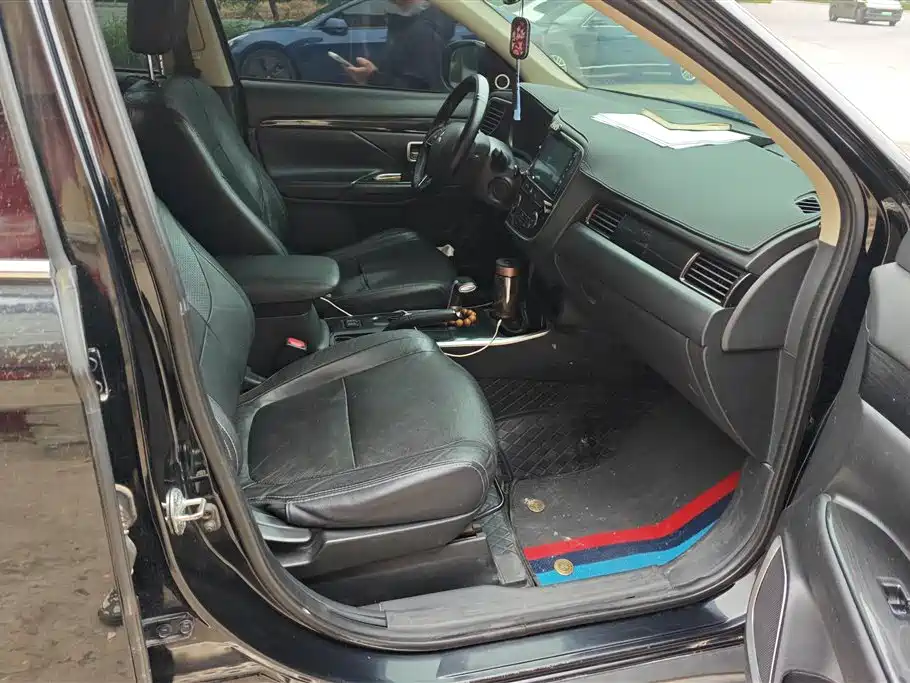 MITSUBISHI OUTLANDER