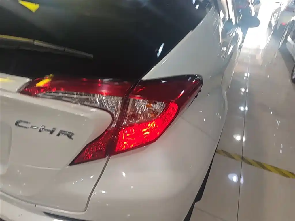 Toyota C-HR 2018 2.0L Leading Edition China V фото 8