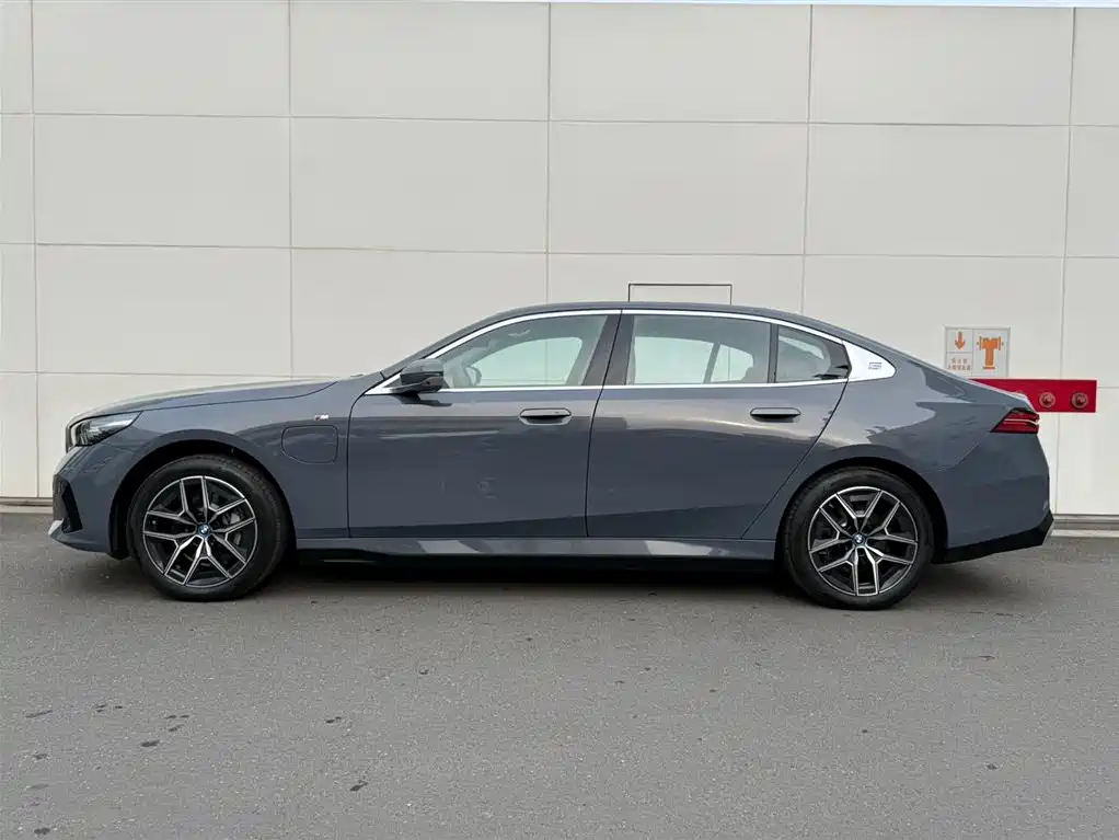 BMW i5 2024 eDrive 35L Premium Model M Sport Package фото 5