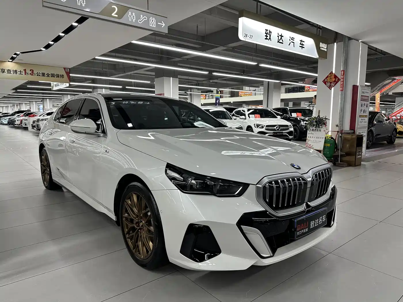 BMW 5 Series 2025 530Li Leading M Sport Package фото 3
