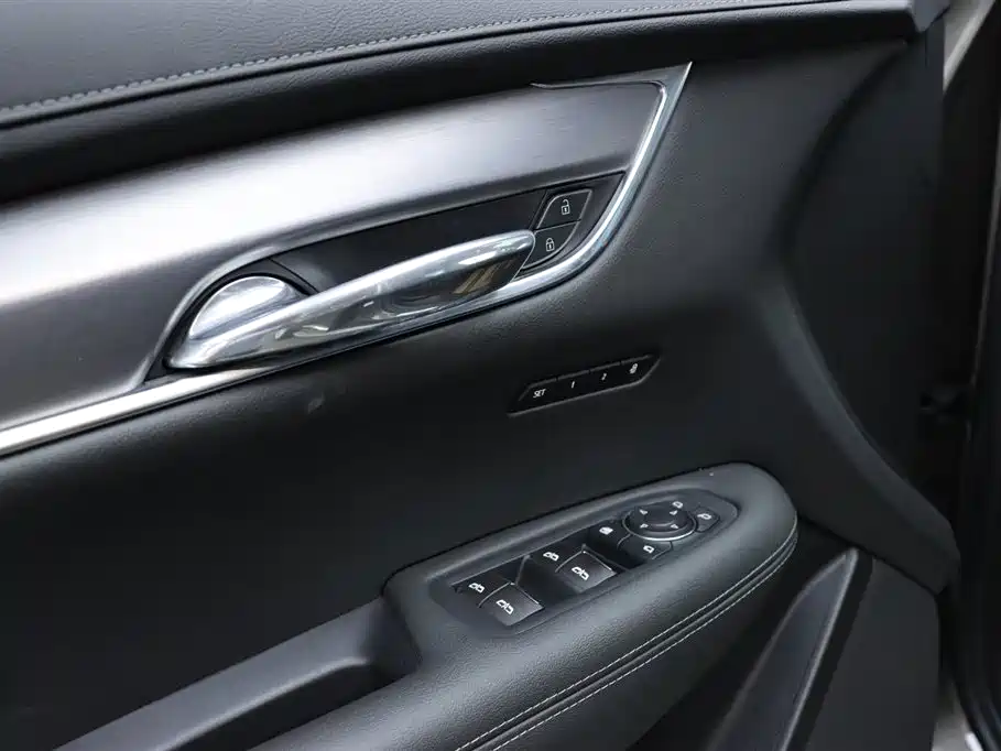 Фото 9 - Cadillac XT6