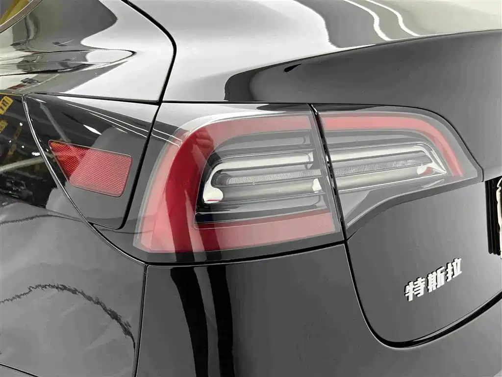 Фото 9 - Tesla Model 3