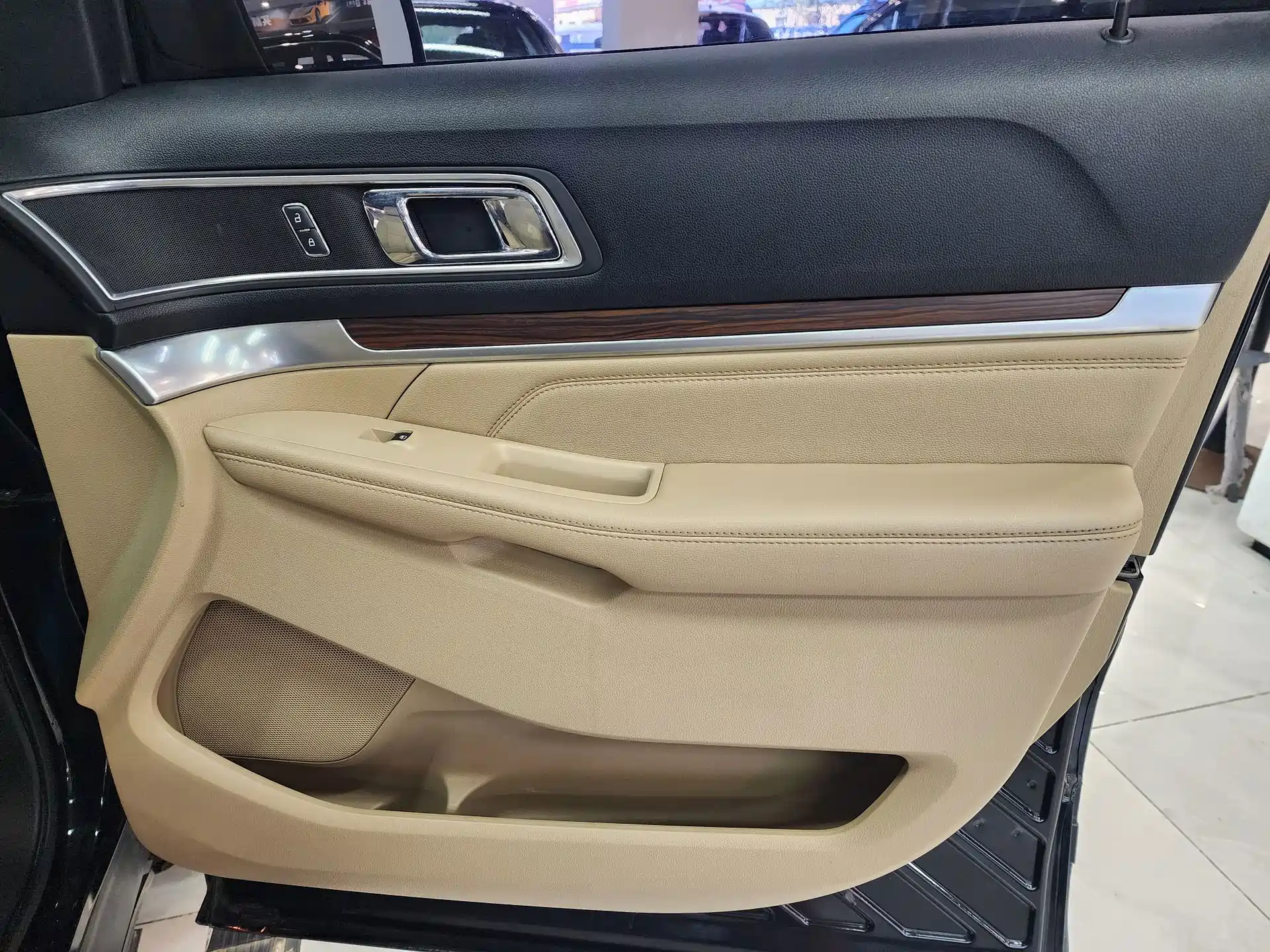 Фото 13 - Ford Explorer (Import)