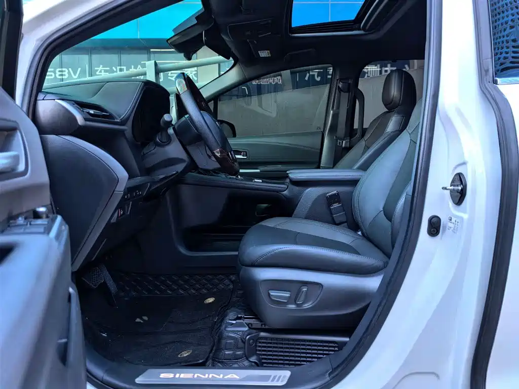 TOYOTA SIENNA