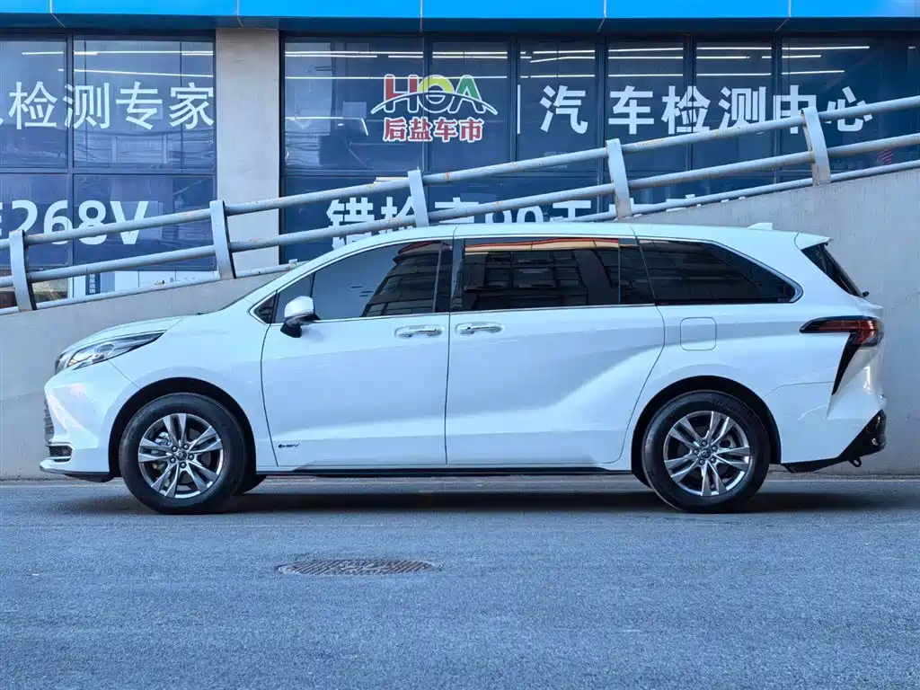 TOYOTA SIENNA