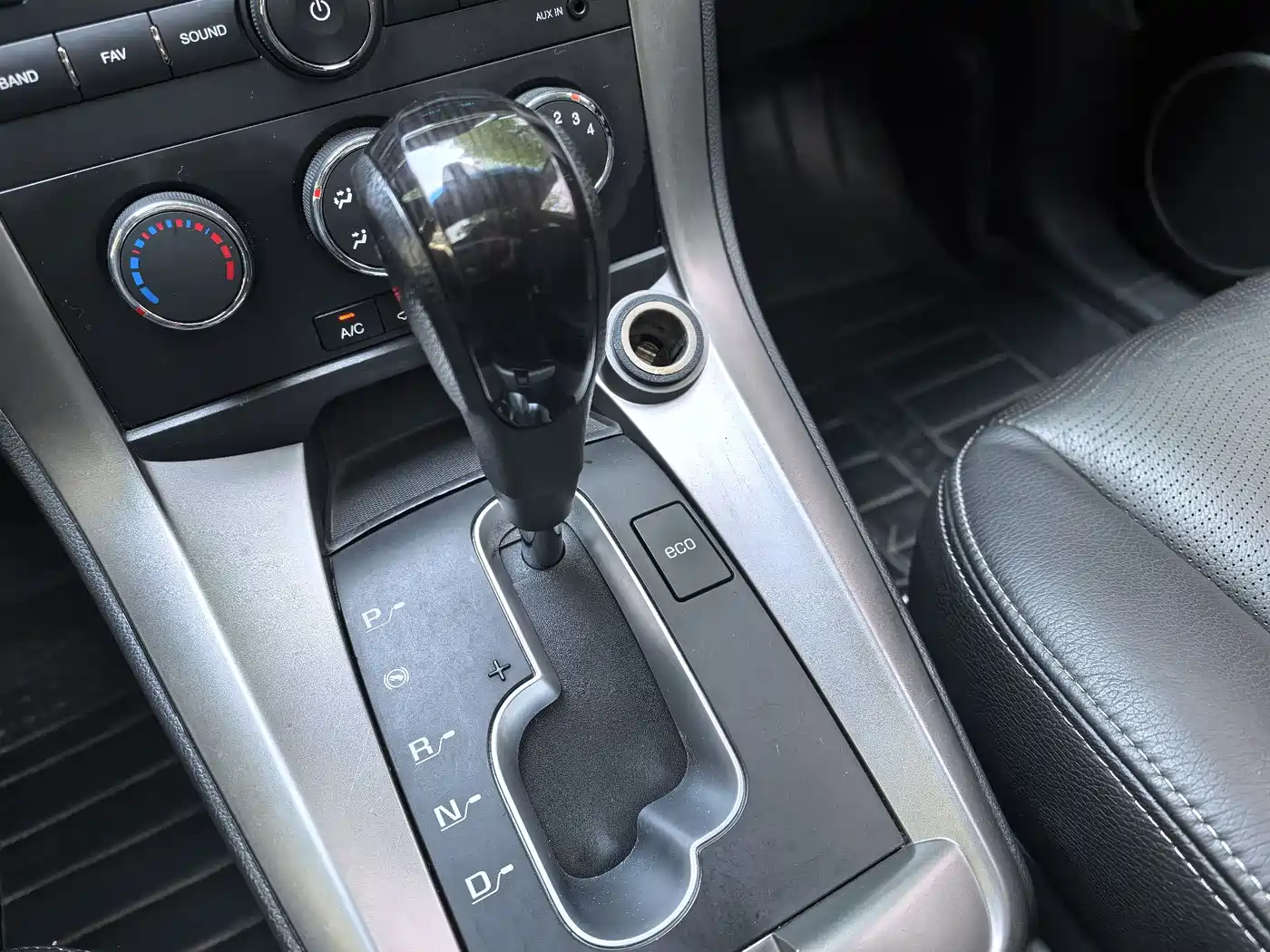 Chevrolet Captiva 2014 2.4L 2WD Urban 7-seater фото 15