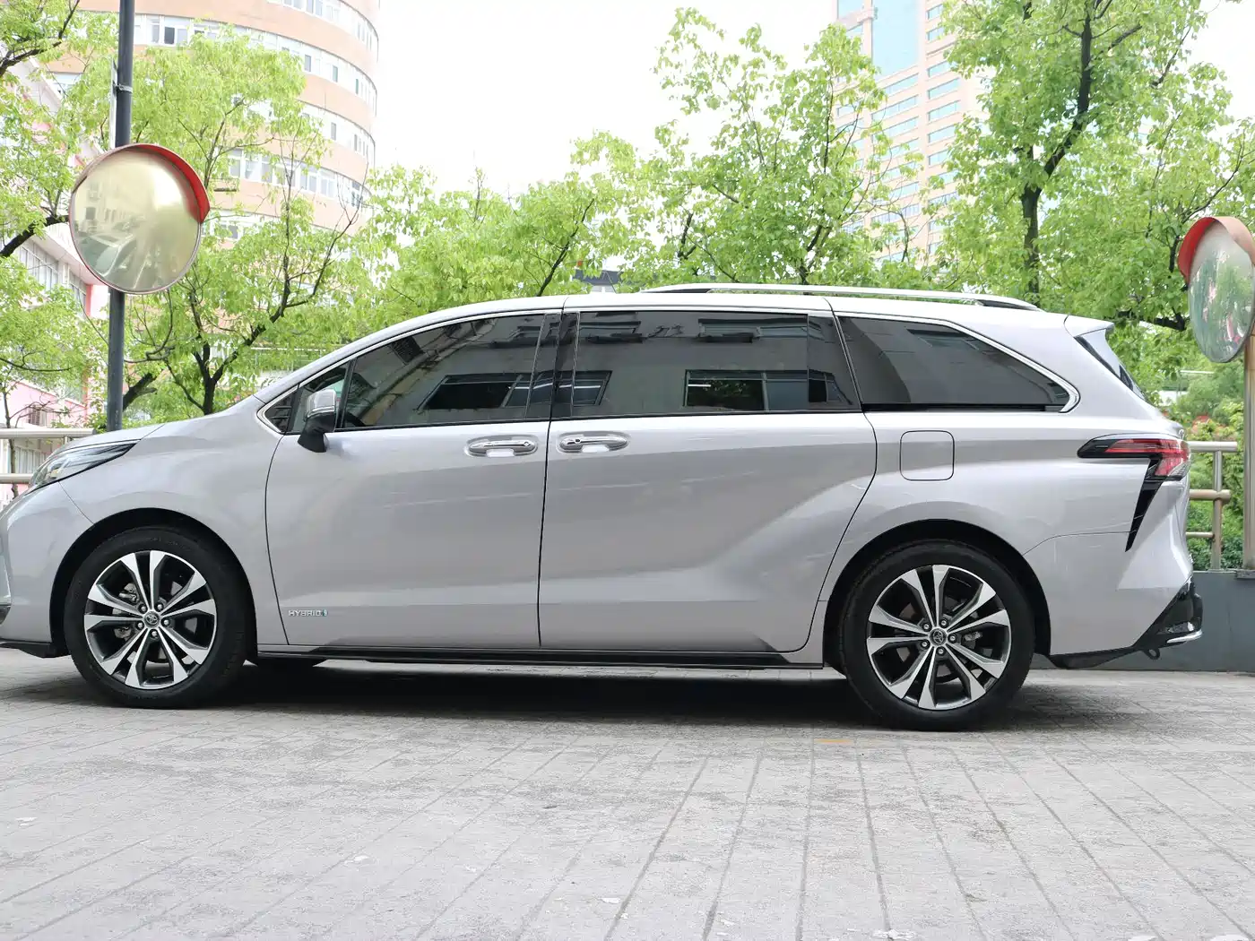 Toyota Granvia 2023 2.5L Hybrid Prestige PLUS Edition фото 2