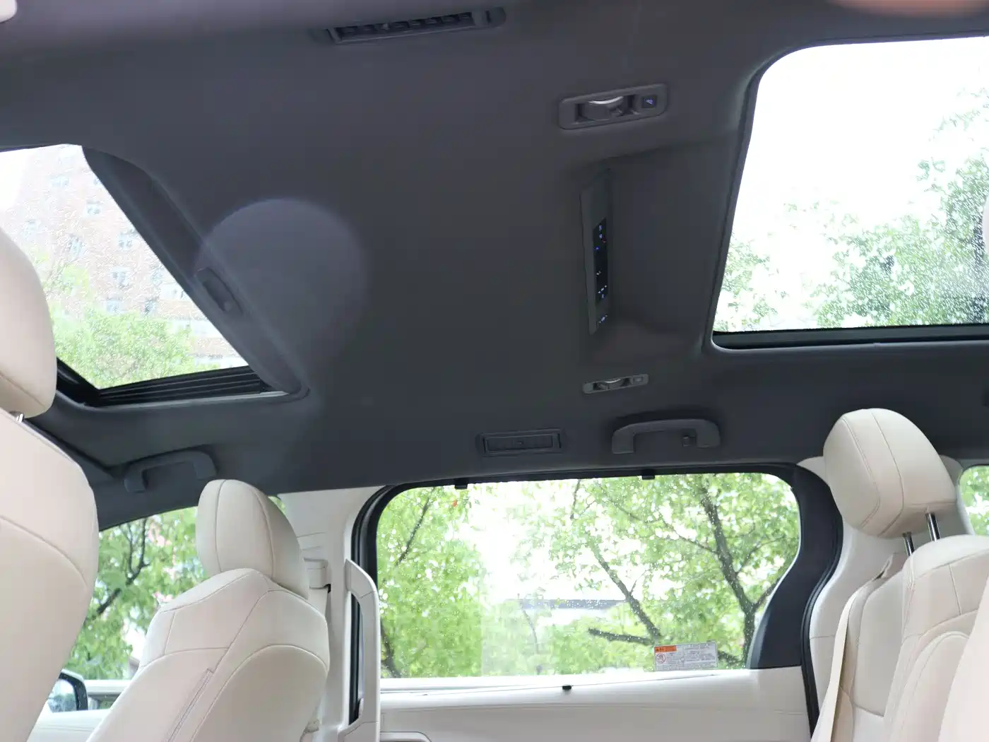 Toyota Granvia 2023 2.5L Hybrid Prestige PLUS Edition фото 12