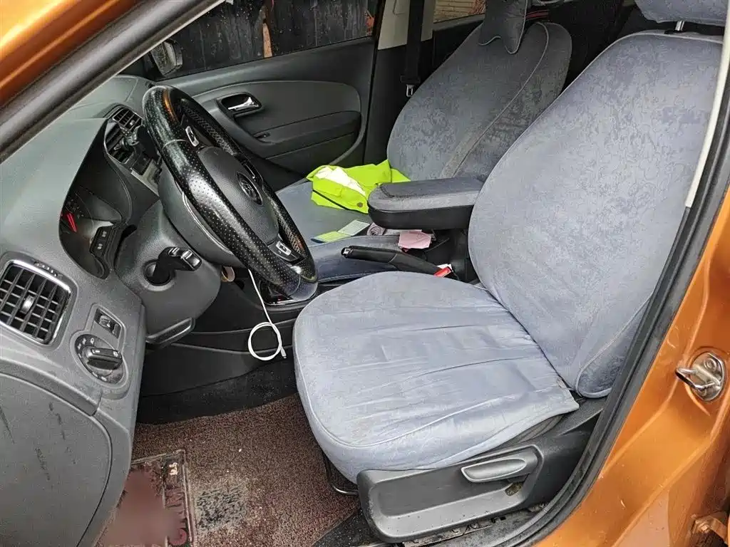 Volkswagen Polo 2016 1.6L Cross Polo Automatic фото 8