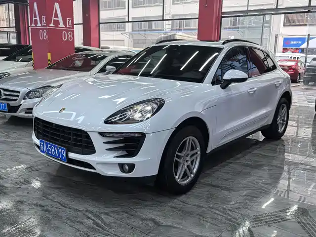 PORSCHE MACAN