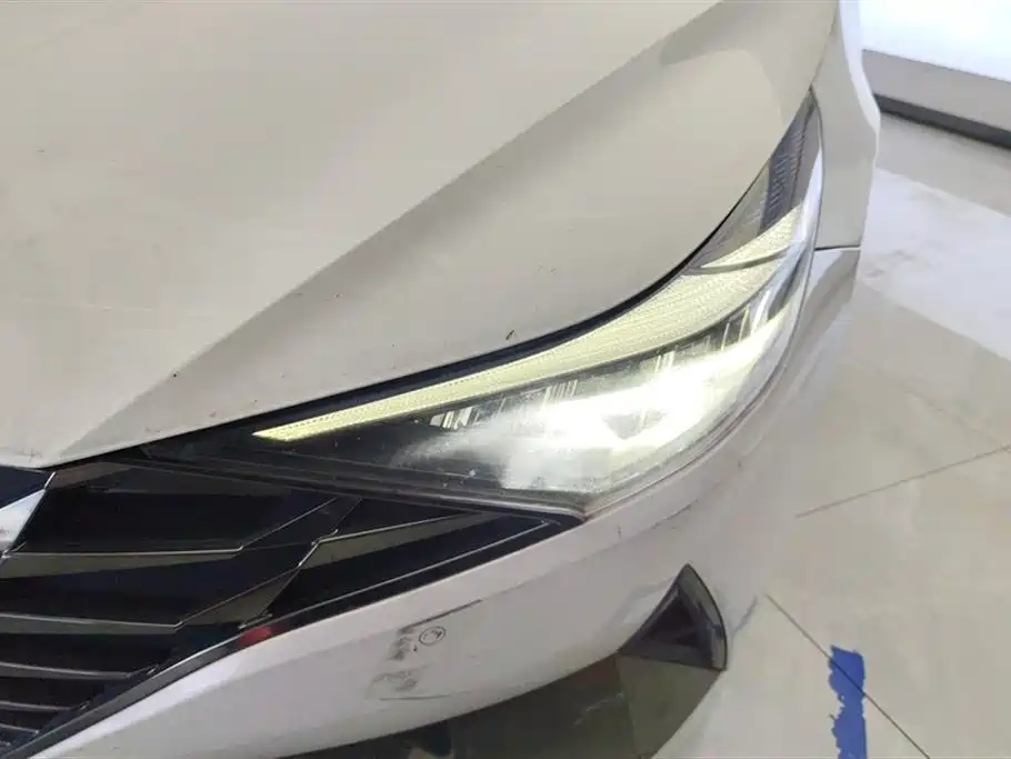 Hyundai Elantra 2021 1.5L CVT LUX Premium Edition фото 5
