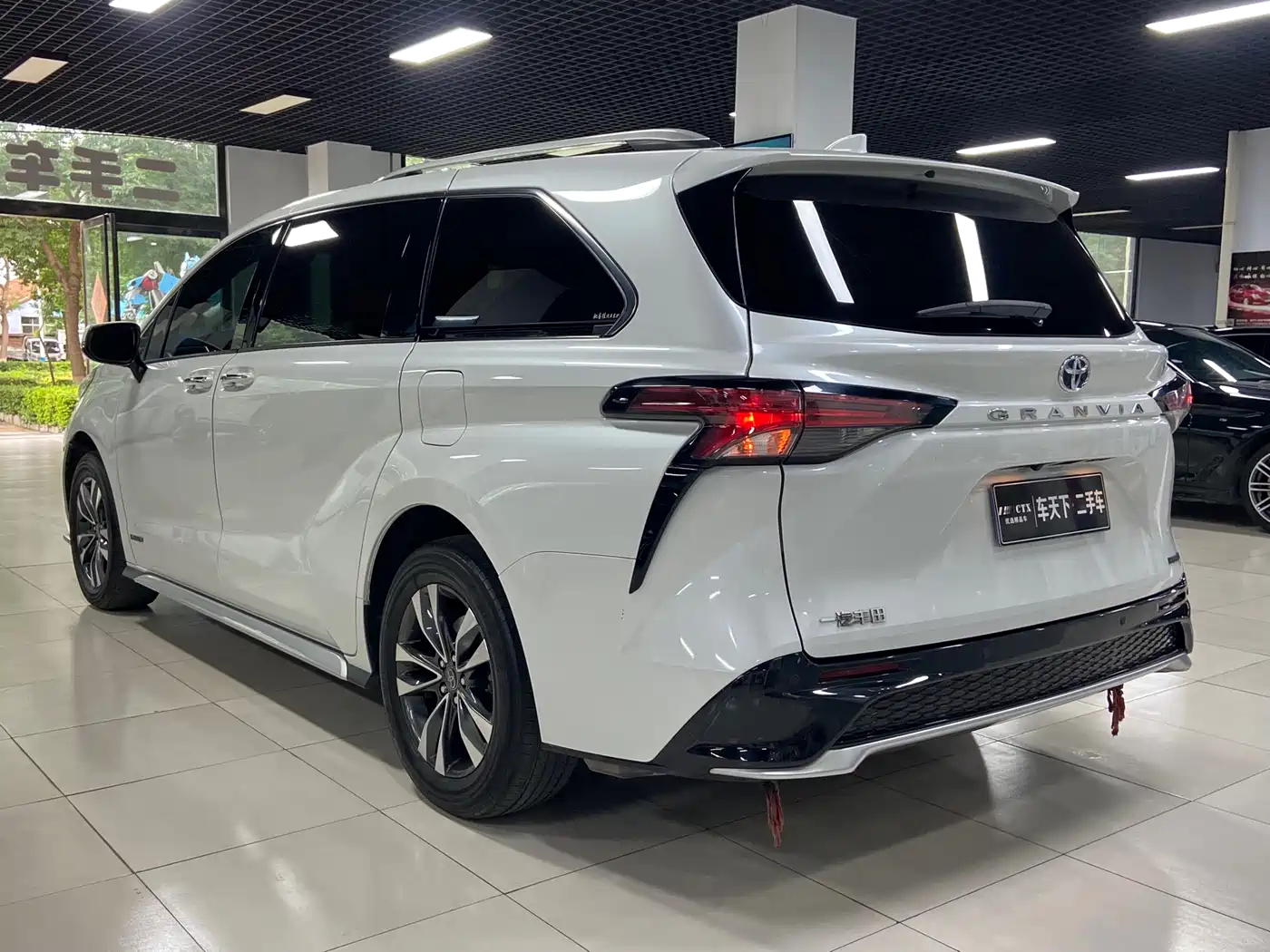 Toyota Granvia 2023 2.5L Hybrid Luxury Edition фото 4