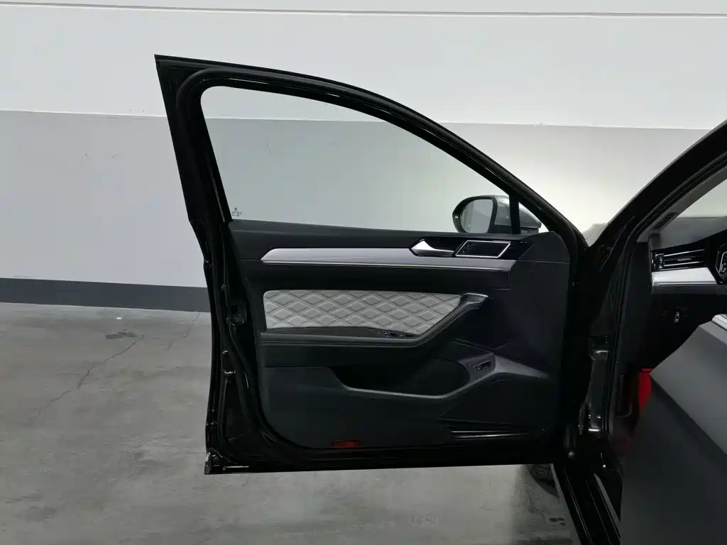 Volkswagen Magotan 2024 2023 Model 2 Million Commemorative Edition 330TSI DSG Luxury