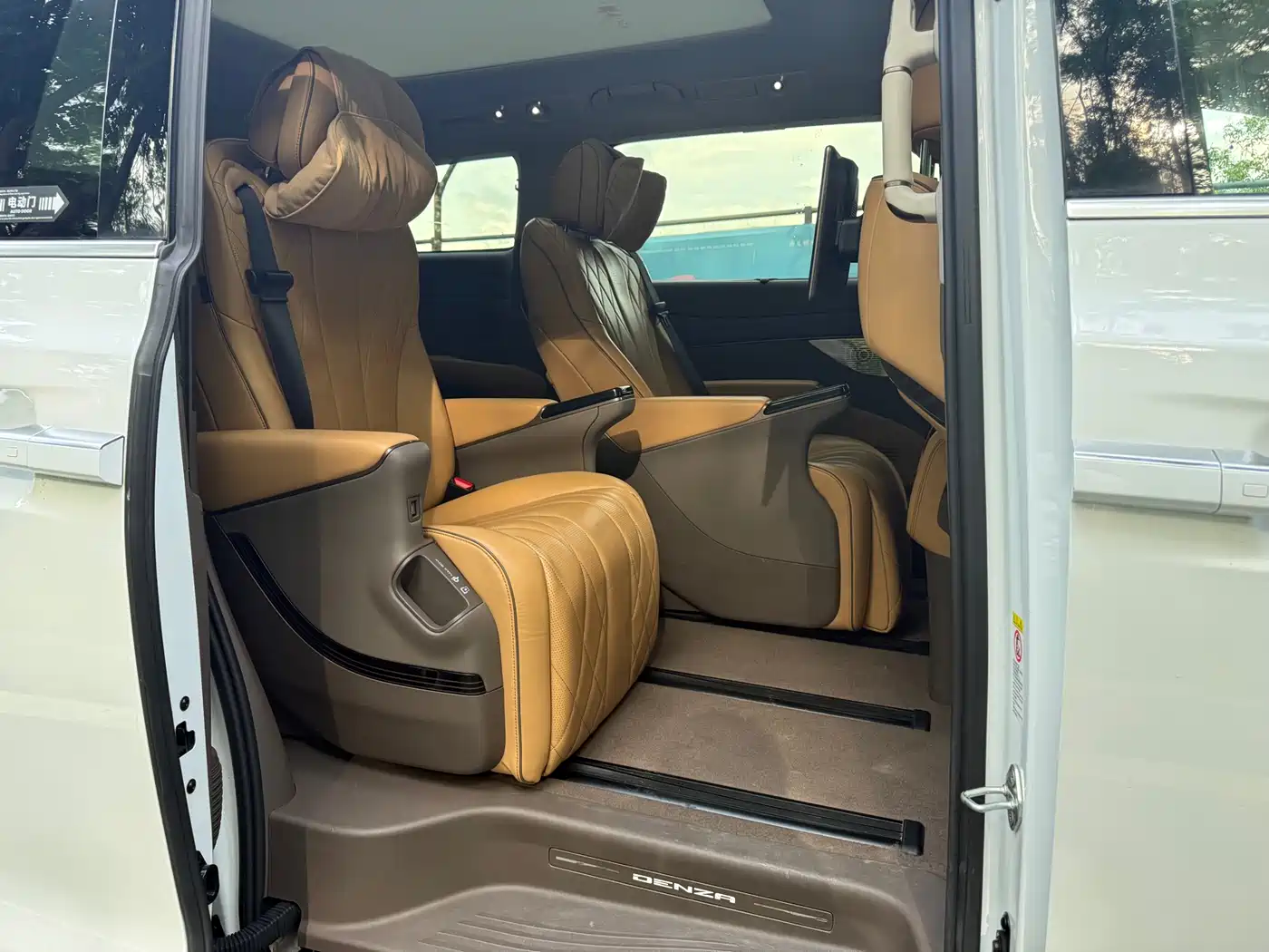 Denza D9 2022 DM-i 970 All-Wheel Drive Honor Edition фото 7