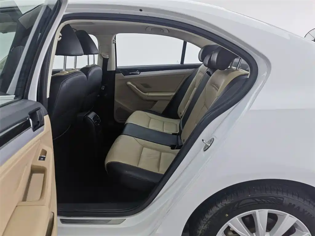 Volkswagen Sagitar 2015 1.6L Manual Comfort фото 15