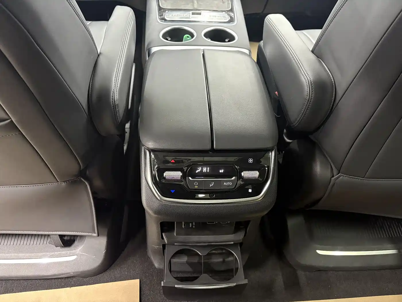 SAIC Maxus Maxus G10 2025 MAX 2.0T Automatic Flagship Edition Gasoline 7-Seater фото 19
