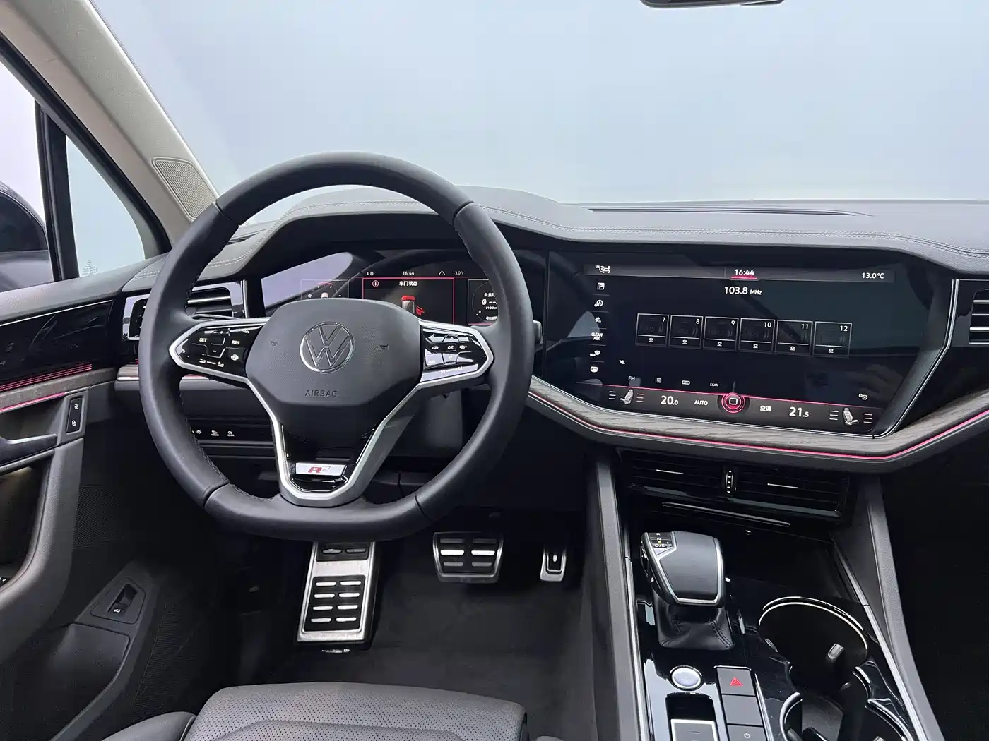 VOLKSWAGEN TOUAREG