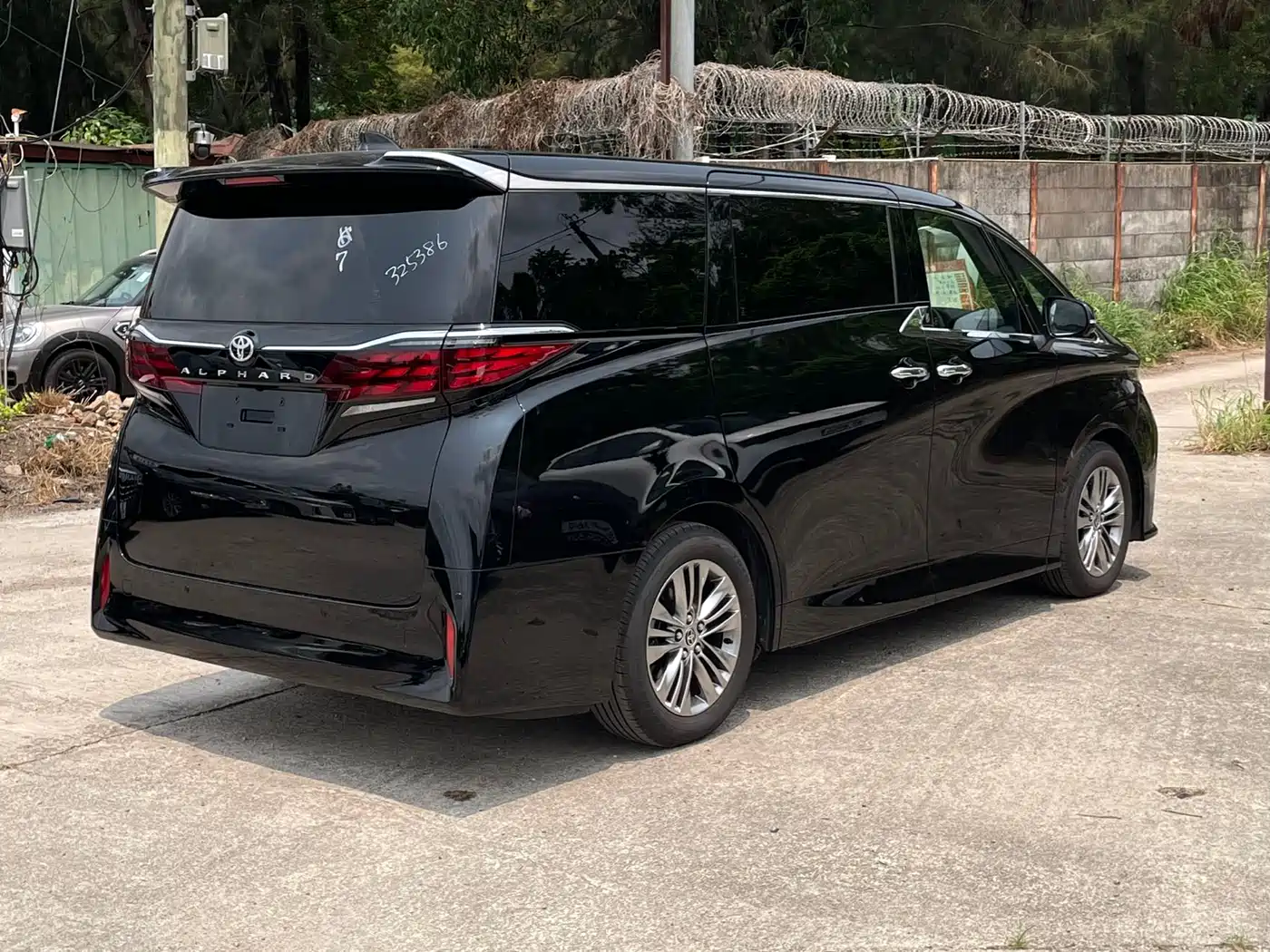 Toyota Alphard 2025 Hybrid 2.5L Prestige Gold Edition фото 6