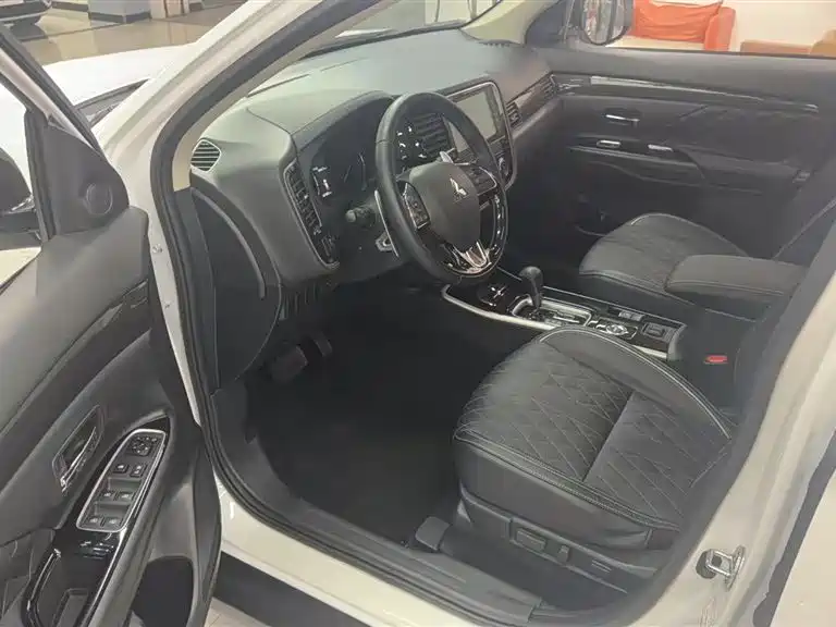 Mitsubishi Outlander 2020 2.4L 4WD Luxury 7-seater фото 7