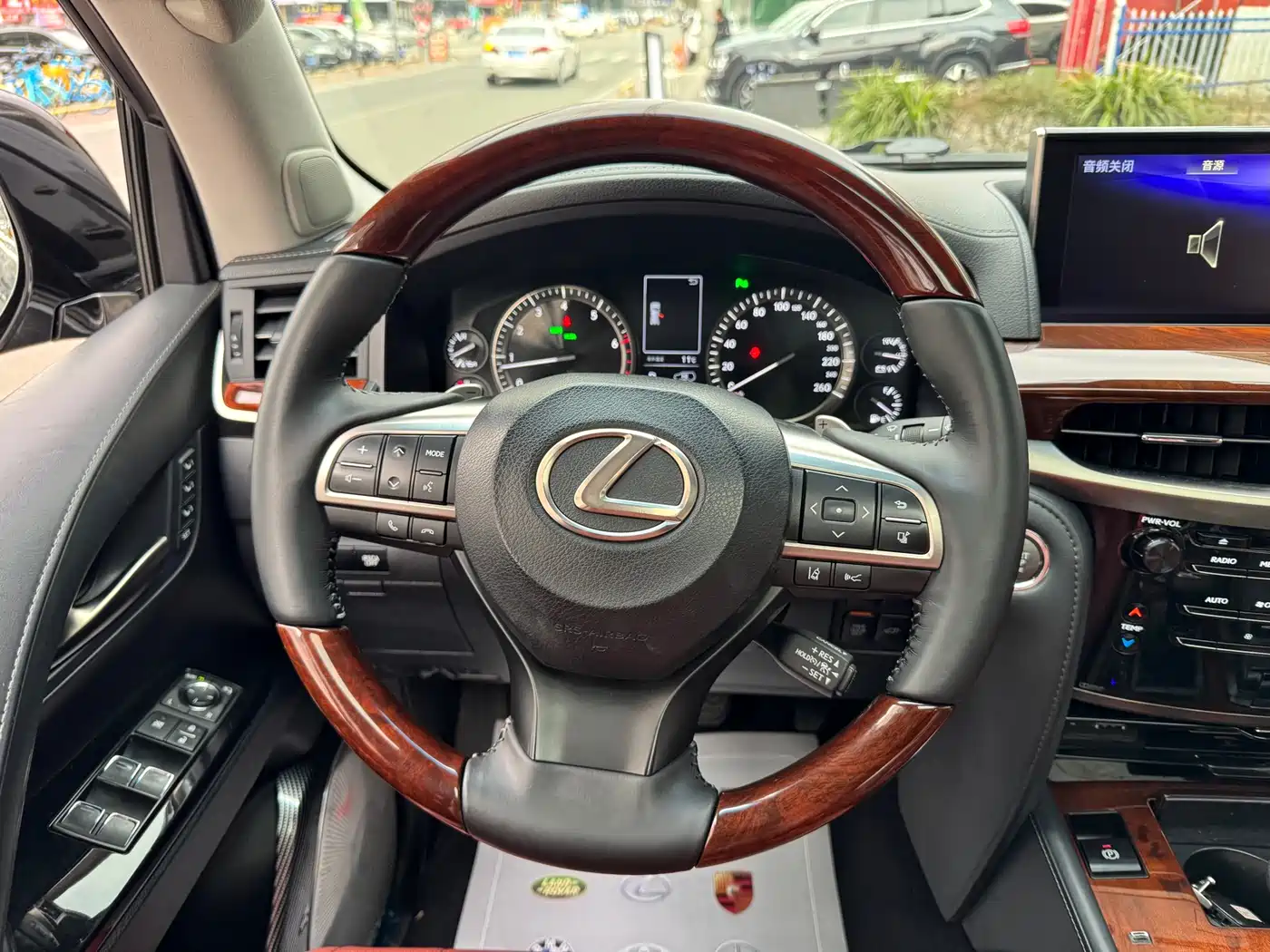 Lexus LX 2017 570 Prestige Luxury фото 15