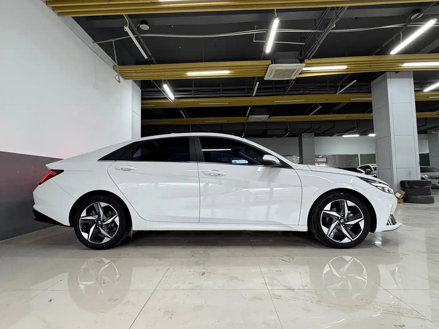 Hyundai Elantra 2023 Model 1.5L CVT LUX Premium Edition фото 4