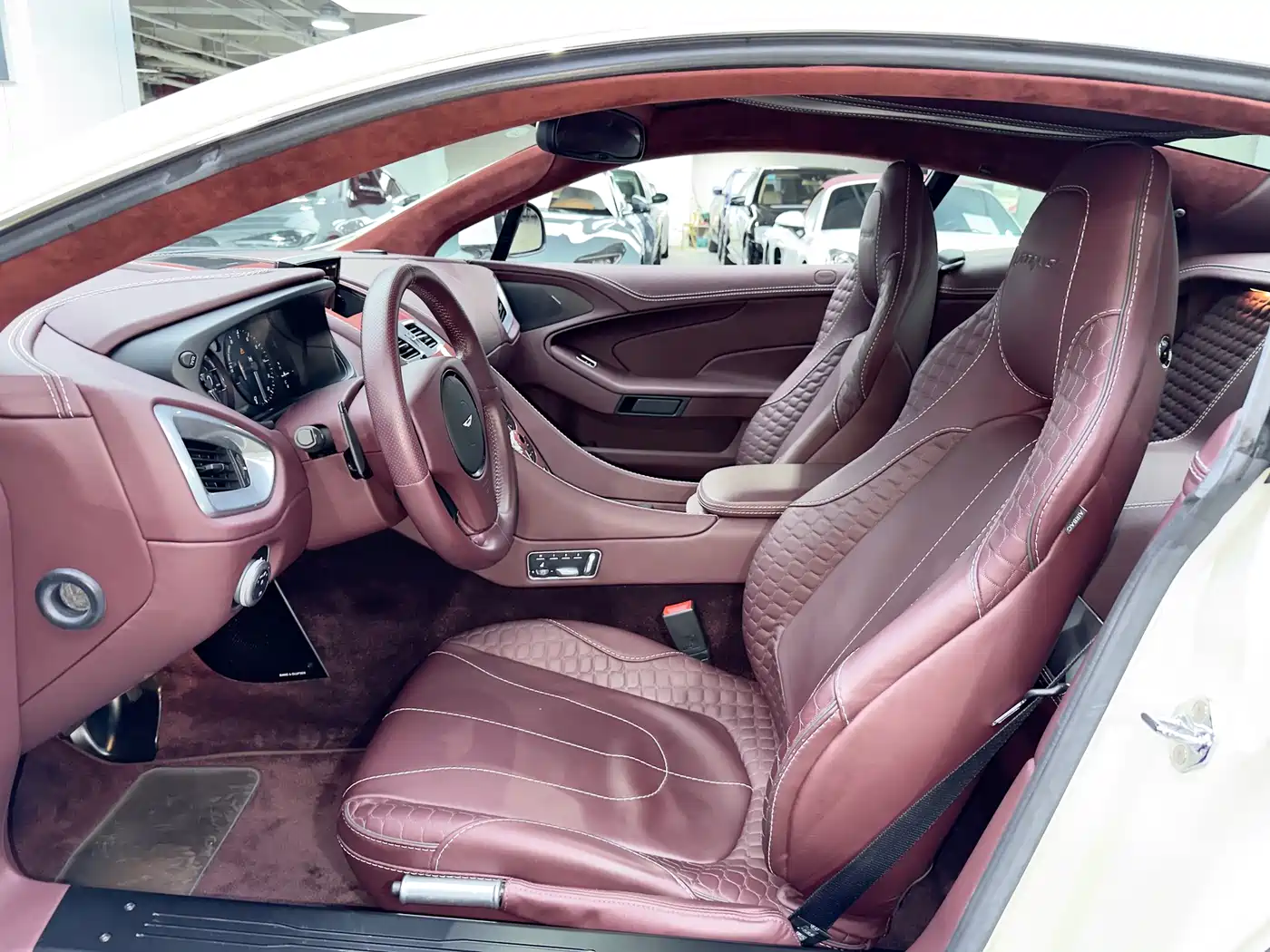Aston Martin Vanquish 2013 6.0L Standard фото 13