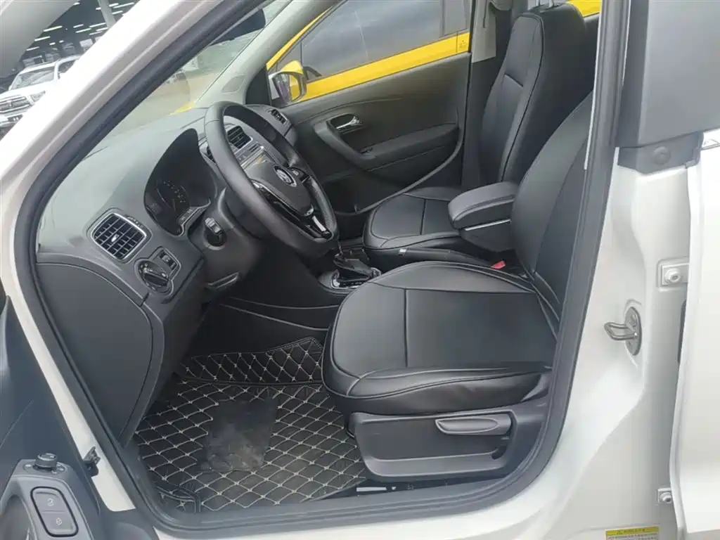 Volkswagen Polo 2016 1.6L Automatic Comfort фото 15