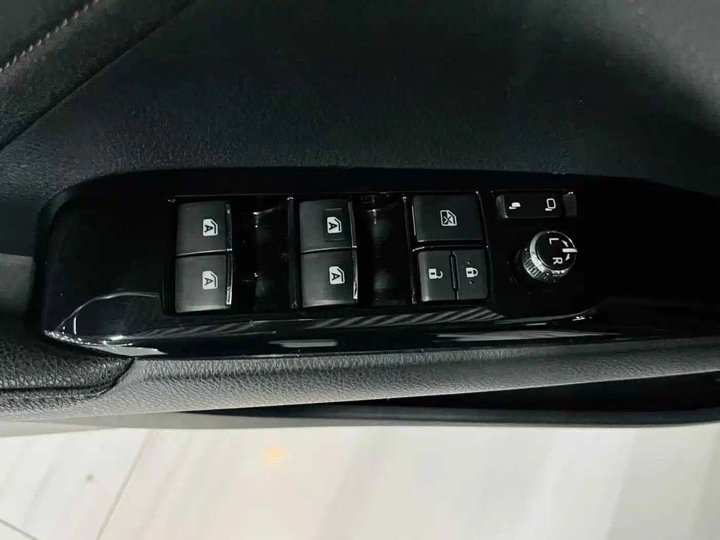 Toyota Camry 2018 Hybrid 2.5HG Luxury Edition фото 12
