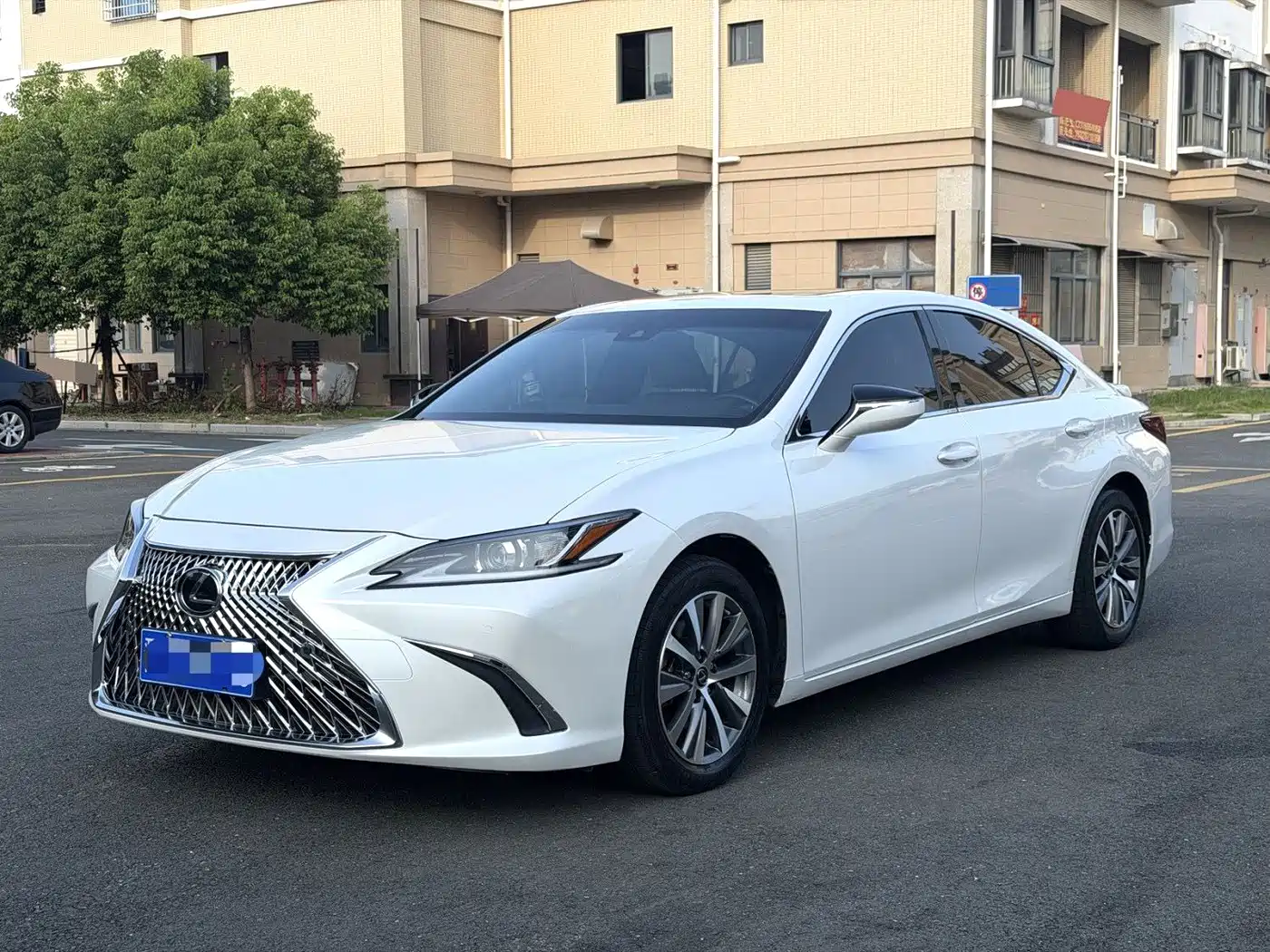 Фото 1 - Lexus ES