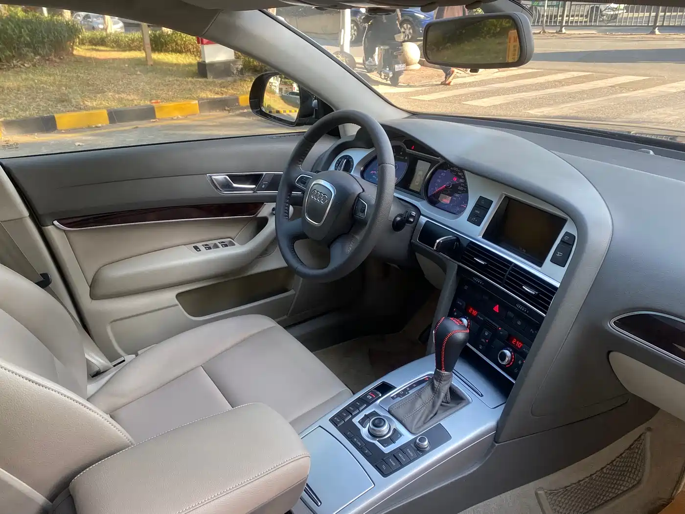 Audi A6L 2010 2.0 TFSI Automatic Standard фото 9