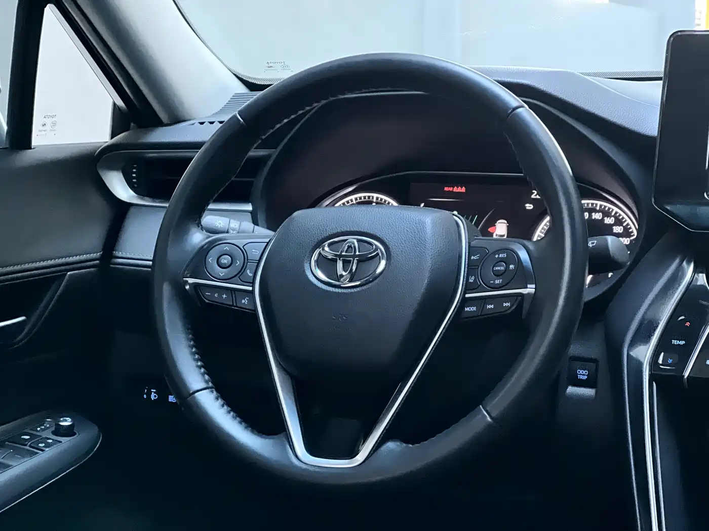 Toyota Venza 2022 2.0L CVT 2WD Luxury фото 12