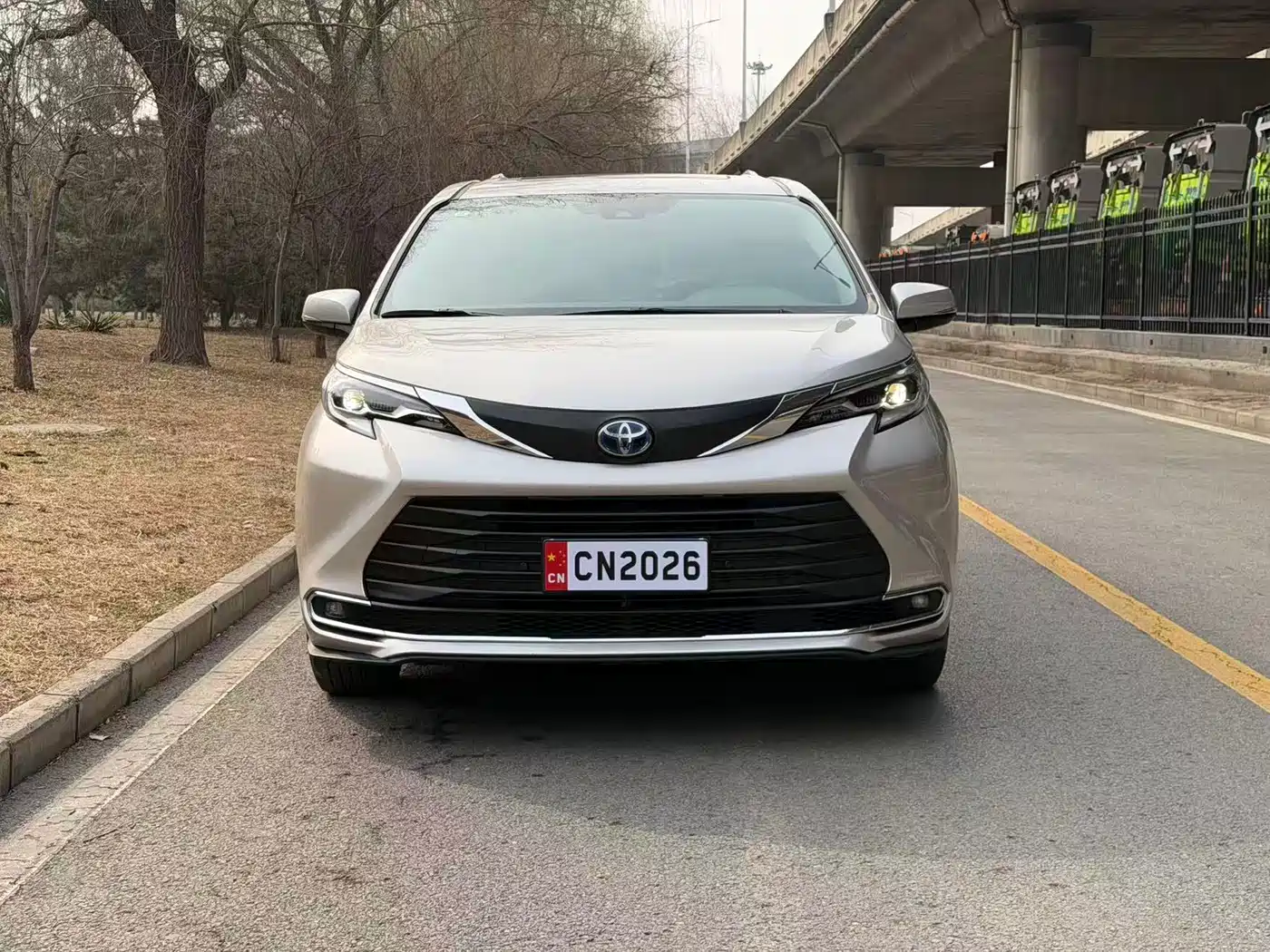 Toyota Sienna 2021 2.5L Hybrid Comfort Edition фото 2