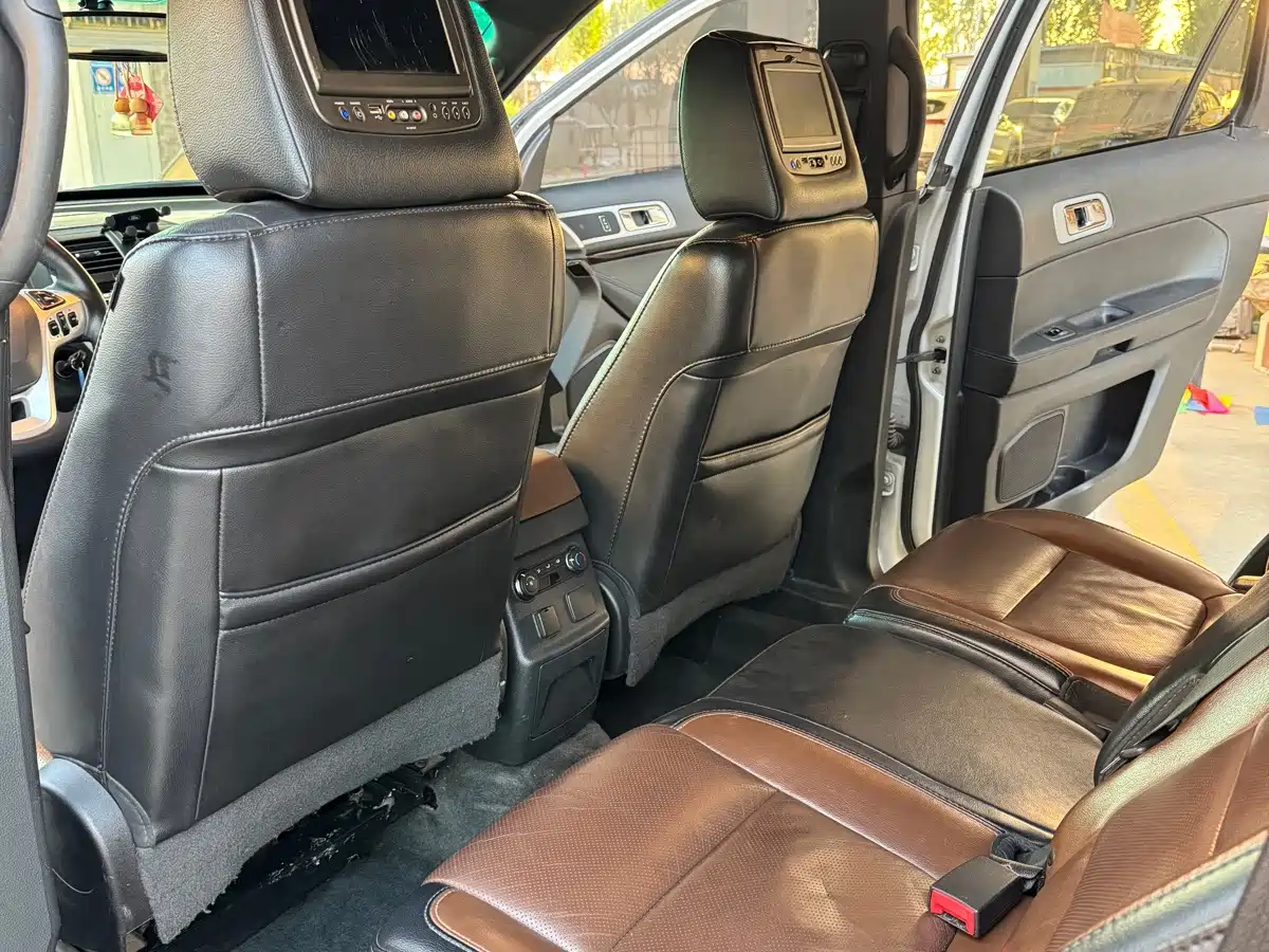 Photo 8 - Ford Explorer (Import)