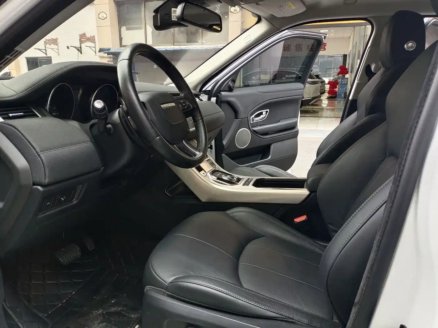 Land Rover Range Rover Evoque 2017 2.0T SE Smart Shine Edition фото 6