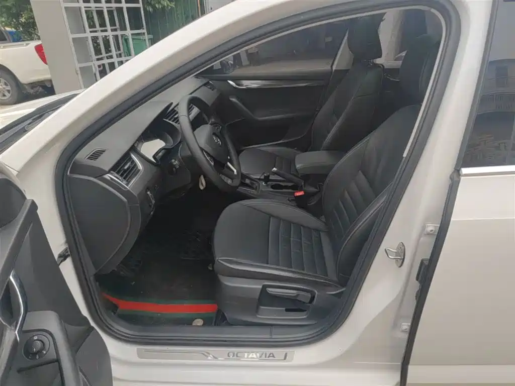 Škoda Octavia 2017 1.6L Automatic Smart Edition фото 15